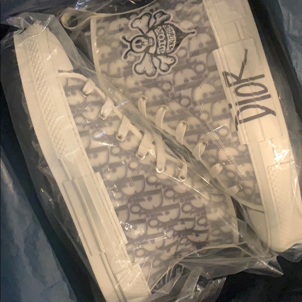 Dior B23 High Top Sneakers - Picture 2 of 4